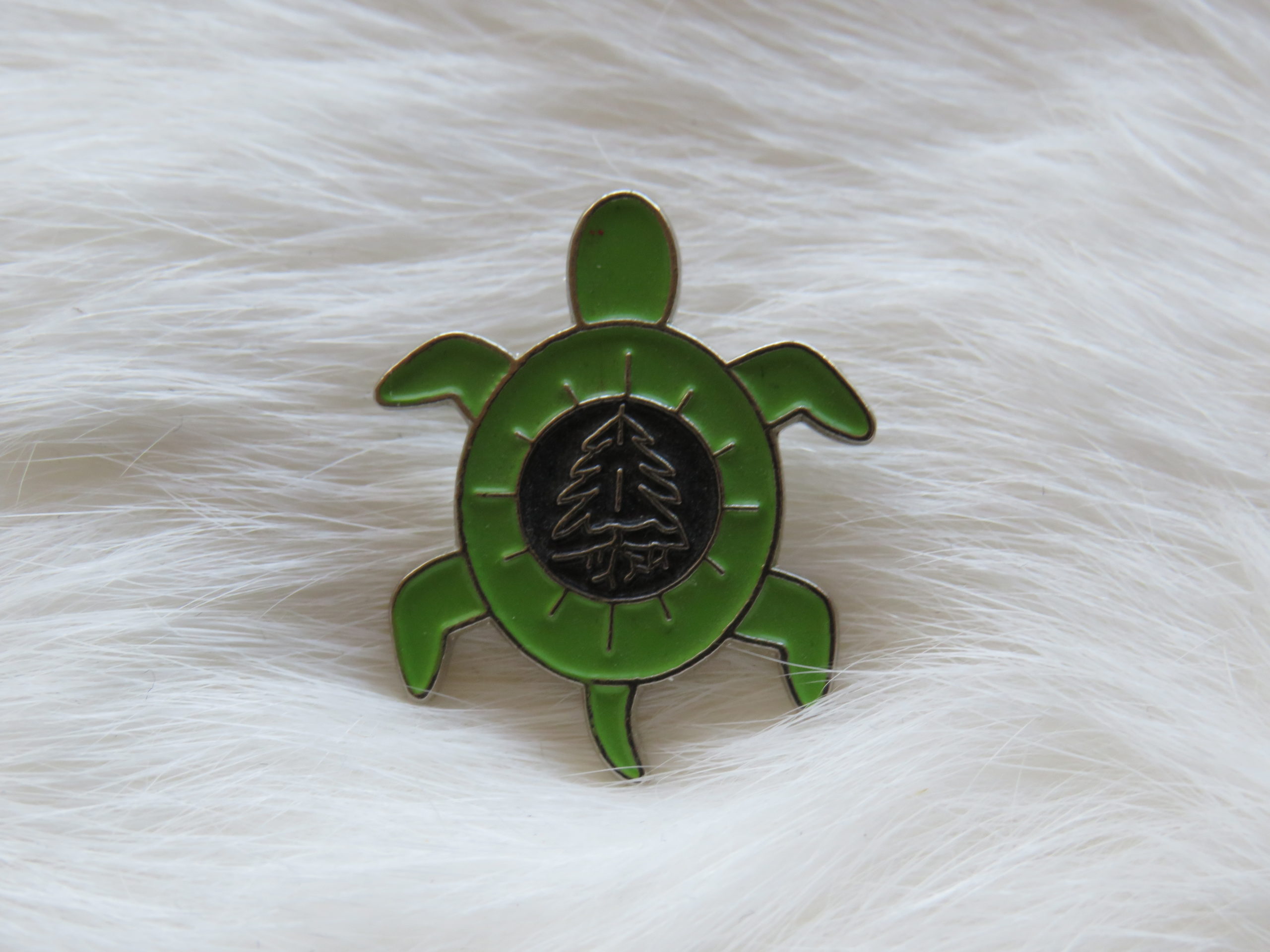 Schildpad pin met de afbeelding ‘tree of life/peace’