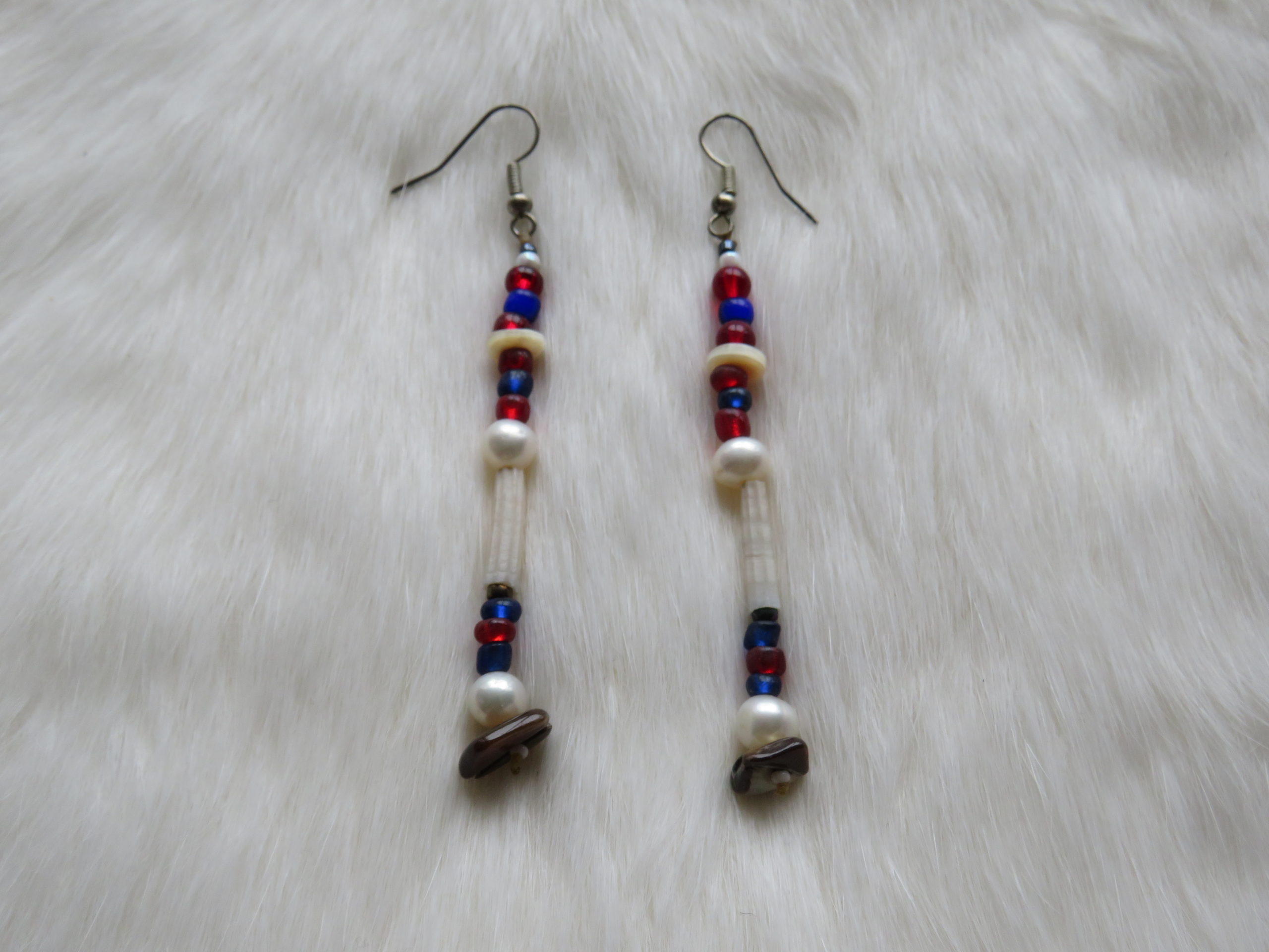 Lange indiaanse kralenwerk oorbellen rood & blauwe steentjes