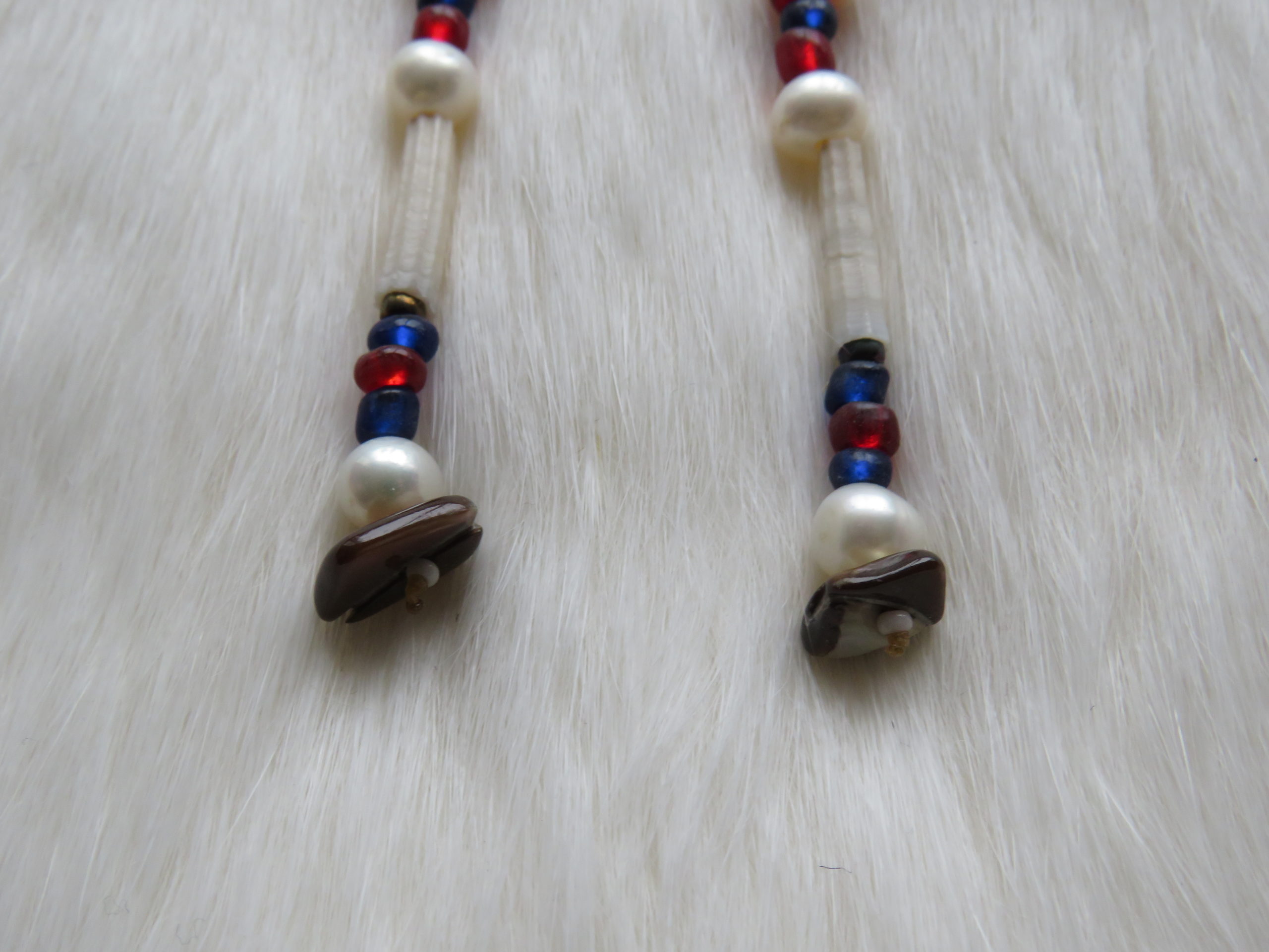 Lange indiaanse kralenwerk oorbellen rood & blauwe steentjes