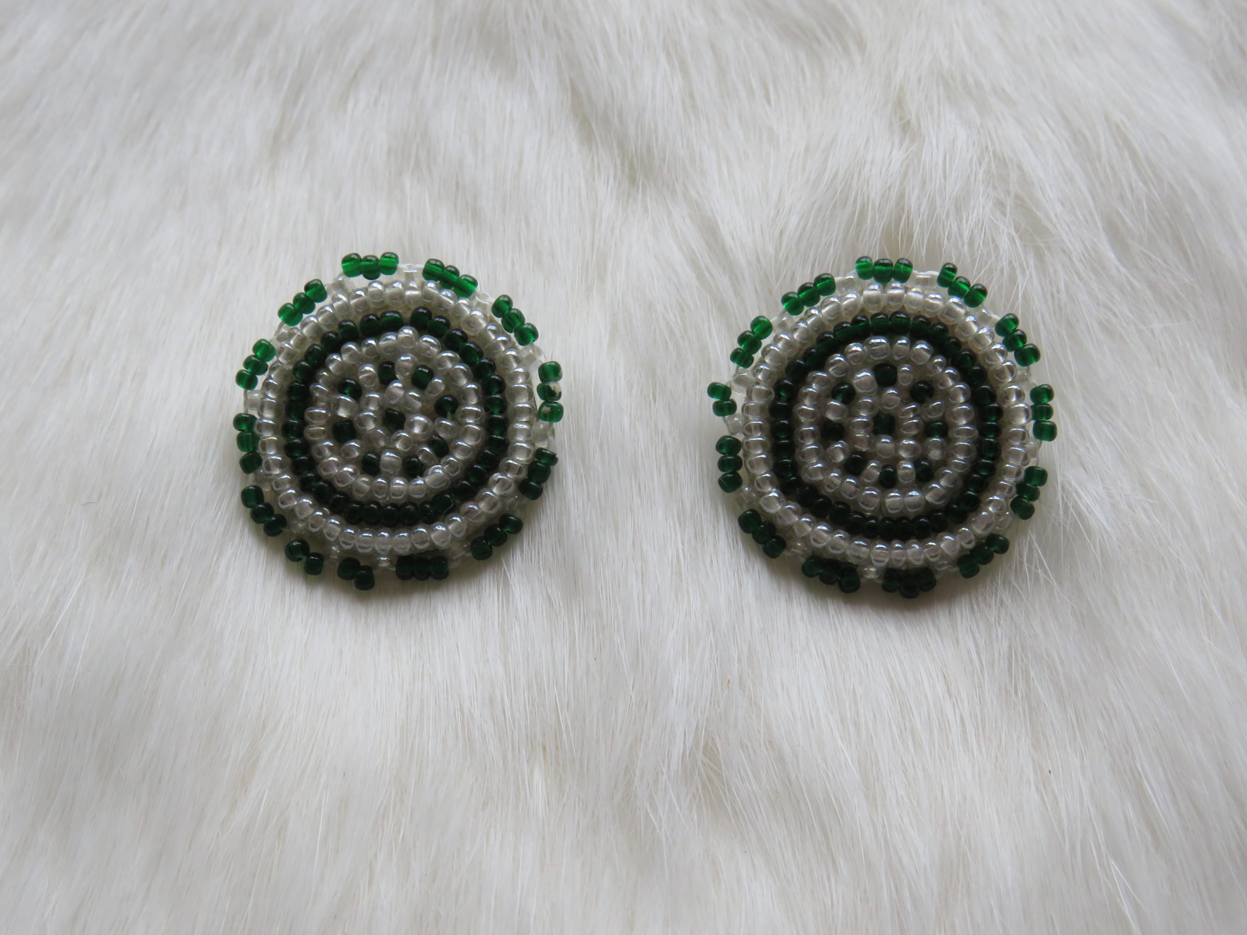 Ronde indiaanse oorbellen met groen en wit kralenwerk