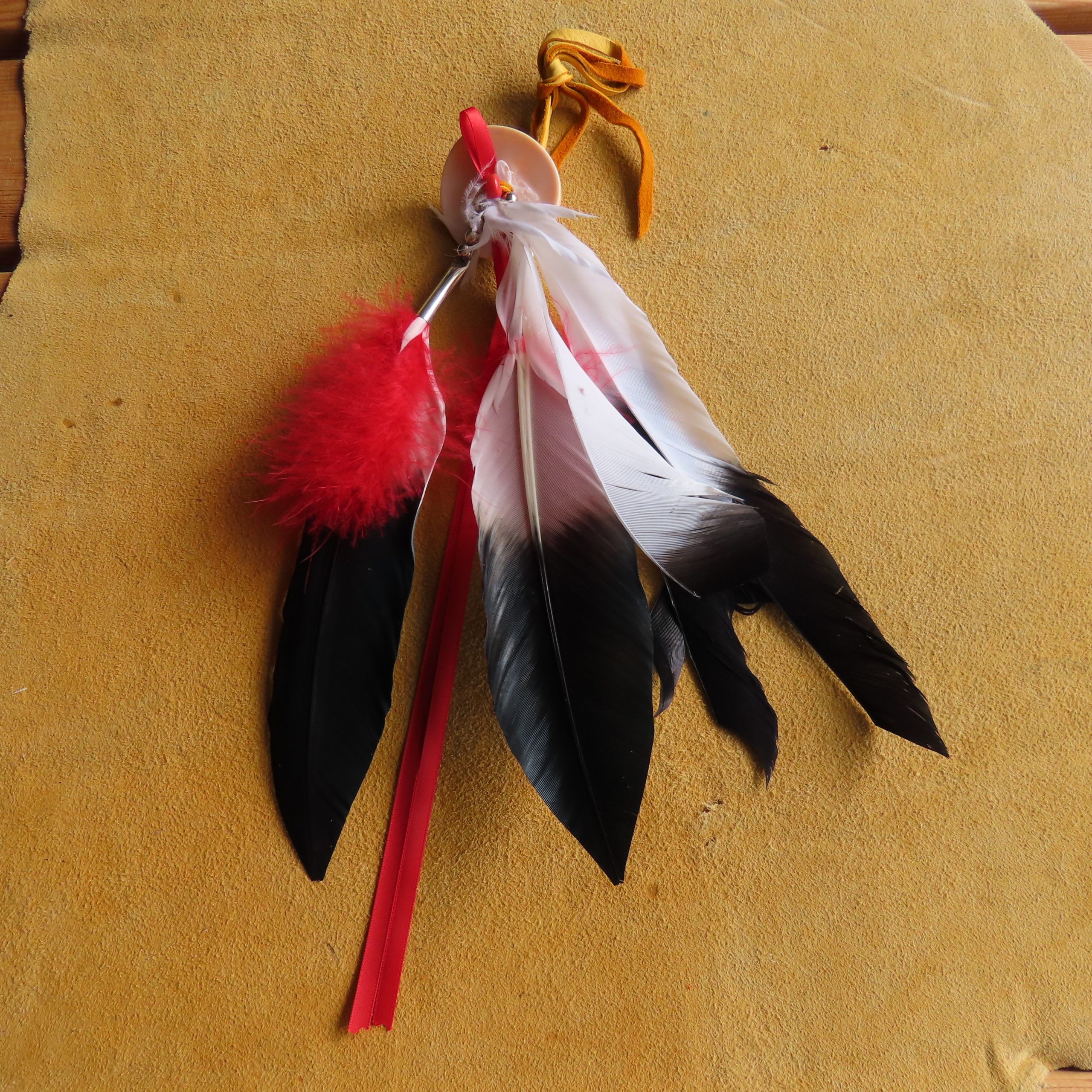 Dans haarstuk met veren en linten rood
