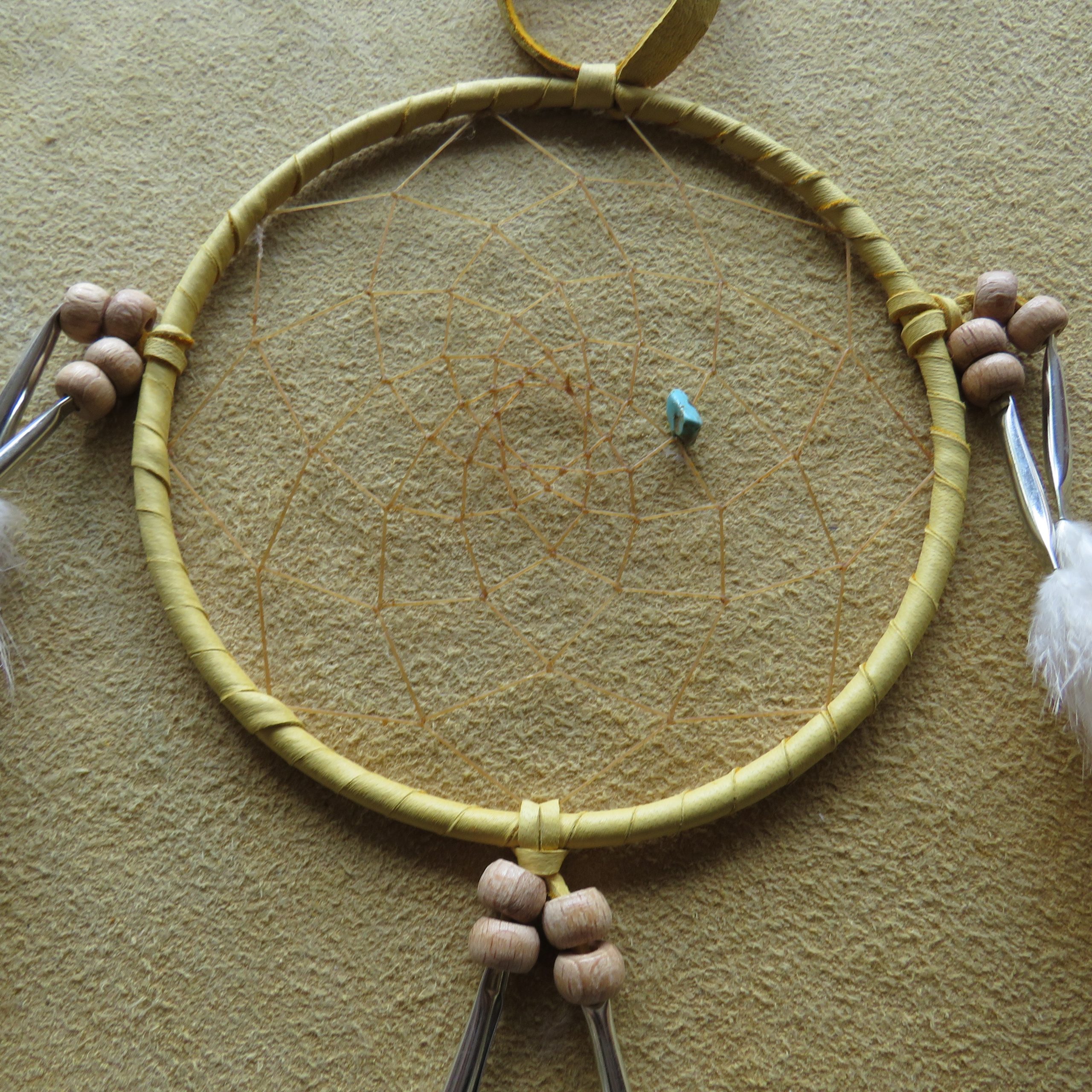 Handgemaakte dromenvanger naturel beige kralen (12,5cm rond)