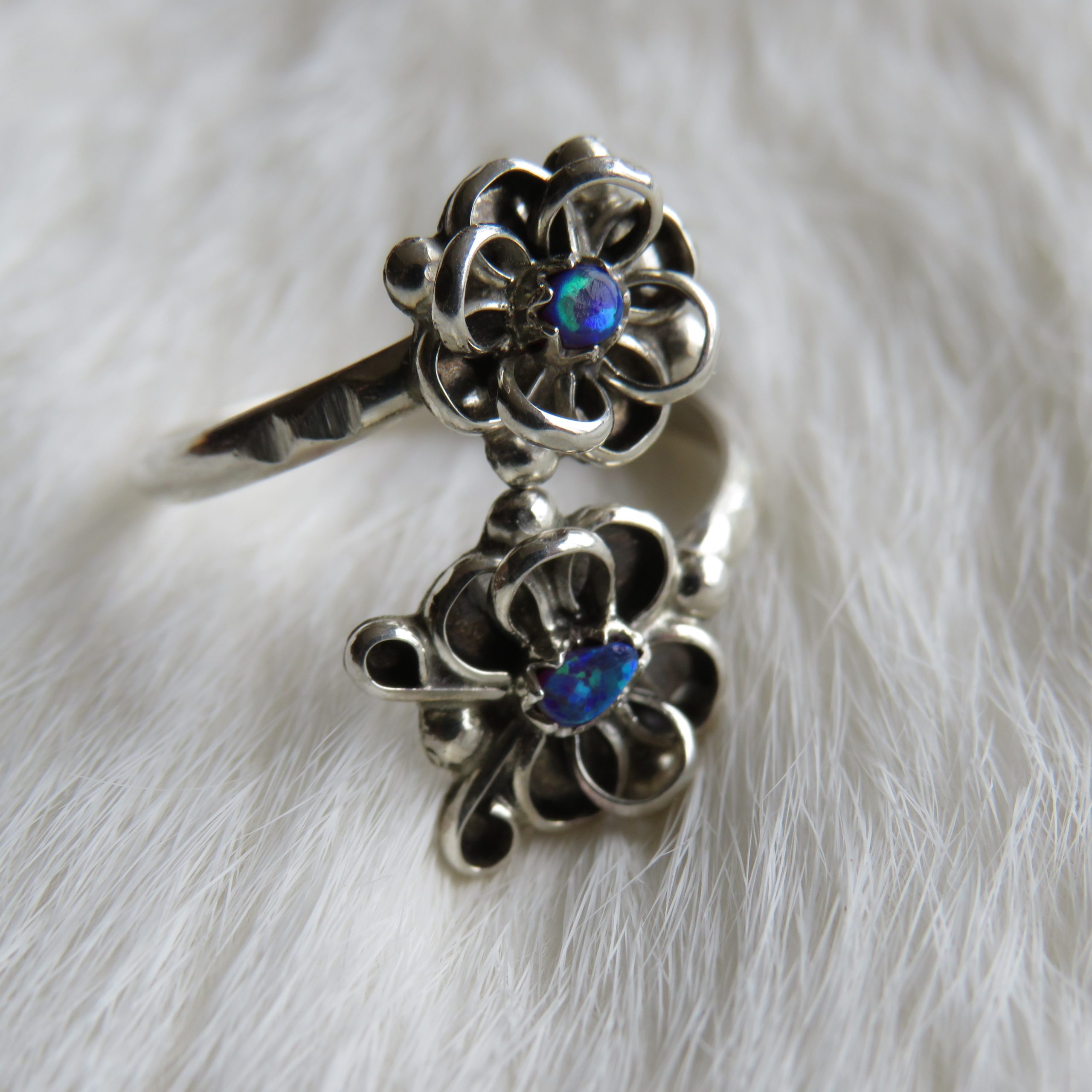 Zilveren ring bloemen met blauwe steentjes Fernando (ZUNI)
