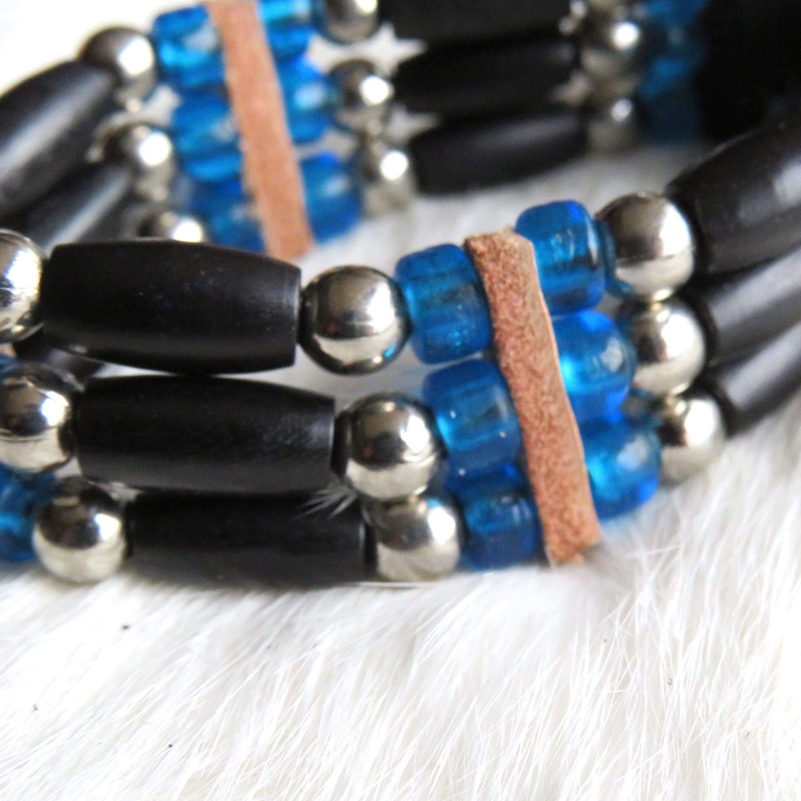 Armband koeienbot zwart hertenleer blauwe kralen (3 rijen)