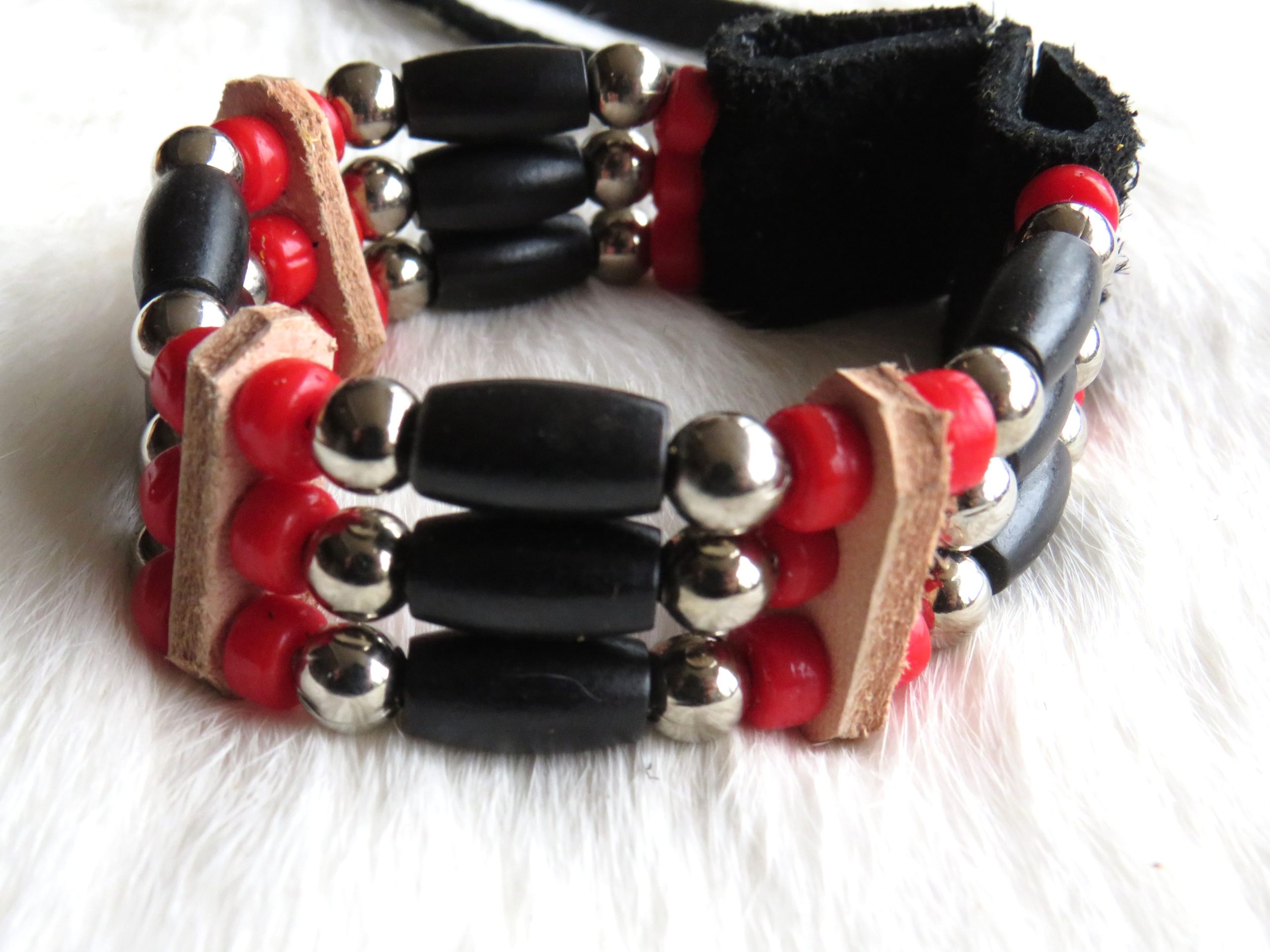 Armband koeienbot zwart hertenleer rood (3 rijen)